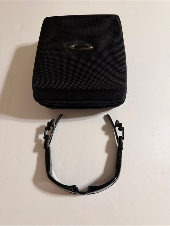 Oakley Other - Oakley THUMP Earphones Sunglasses 2GB with Protective Storage Case. Singapore